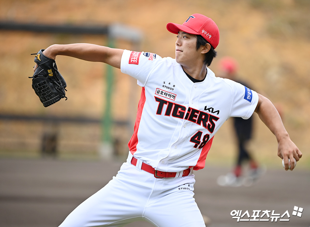 KIA 투수 이의리기 27일 함평 챌린저스필드에서 열린 2025 KBO 퓨처스리그 SSG 랜더스전에 선발 등판해 3⅓이닝 54구 2피안타 3탈삼진 3사사구 2실점(1자책)을 기록했다. 재활 등판 성격에서 투구를 마친 뒤 통증 없었다는 점이 반갑다. KIA 이범호 감독도 7월 중순 올스타전 이후 이의리의 1군 복귀를 기대했다. 이의리는 '두 번째 등판에서 첫 경기보다 좋은 투구를 했다. 아직은 빌드업 단계지만, 통증 없이 경기를 던졌다는 점에서 의미가 크다'고 긍정적인 평가를 내렸다. 엑스포츠뉴스DB