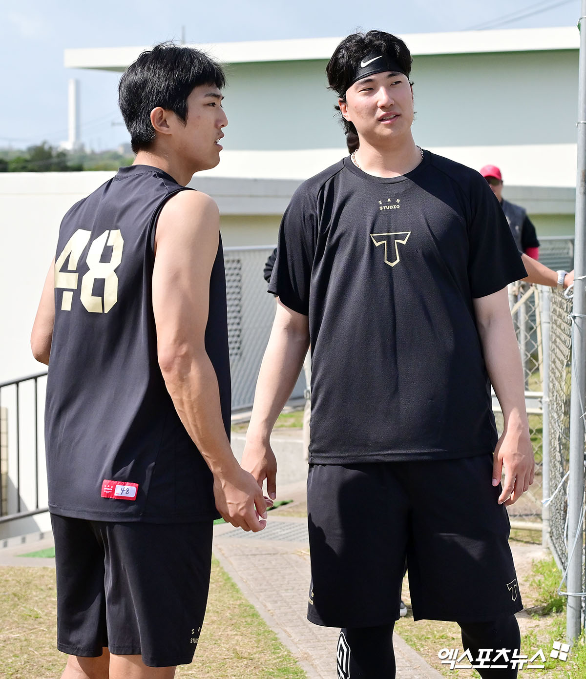 KIA 투수 이의리기 27일 함평 챌린저스필드에서 열린 2025 KBO 퓨처스리그 SSG 랜더스전에 선발 등판해 3⅓이닝 54구 2피안타 3탈삼진 3사사구 2실점(1자책)을 기록했다. 재활 등판 성격에서 투구를 마친 뒤 통증 없었다는 점이 반갑다. KIA 이범호 감독도 7월 중순 올스타전 이후 이의리의 1군 복귀를 기대했다. 이의리는 '두 번째 등판에서 첫 경기보다 좋은 투구를 했다. 아직은 빌드업 단계지만, 통증 없이 경기를 던졌다는 점에서 의미가 크다'고 긍정적인 평가를 내렸다. 엑스포츠뉴스DB