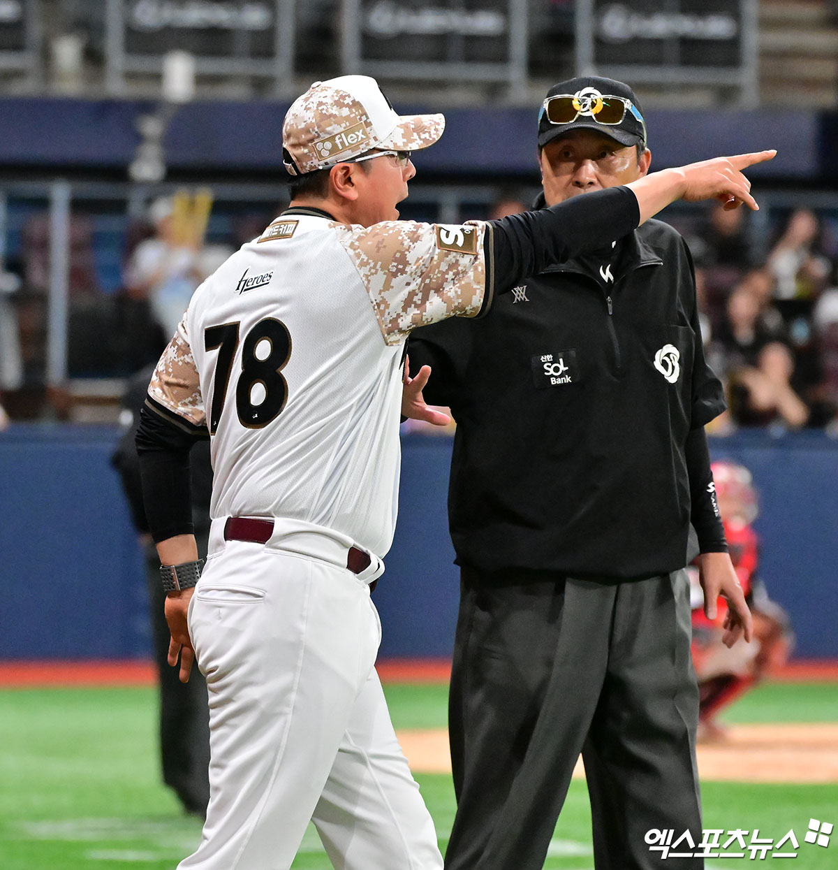 지난 26일 오후 서울 구로구 고척스카이돔에서 열린 2025 신한 SOL Bank KBO리그 KIA 타이거즈와 키움 히어로즈의 경기, 8회말 무사 1루 키움 이주형이 견제사를 당한 뒤 비디오 판독 결과 번복이 없자 홍원기 감독이 심판진에게 어필을 하고 있다. 엑스포츠뉴스 DB