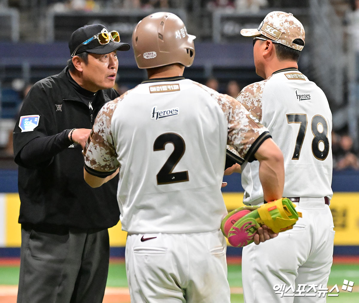 ​​​​지난 26일 오후 서울 구로구 고척스카이돔에서 열린 2025 신한 SOL Bank KBO리그 KIA 타이거즈와 키움 히어로즈의 경기, 8회말 무사 1루 키움 이주형이 견제사를 당한 뒤 비디오 판독 결과 번복이 없자 홍원기 감독이 심판진에게 어필을 하고 있다. 엑스포츠뉴스 DB