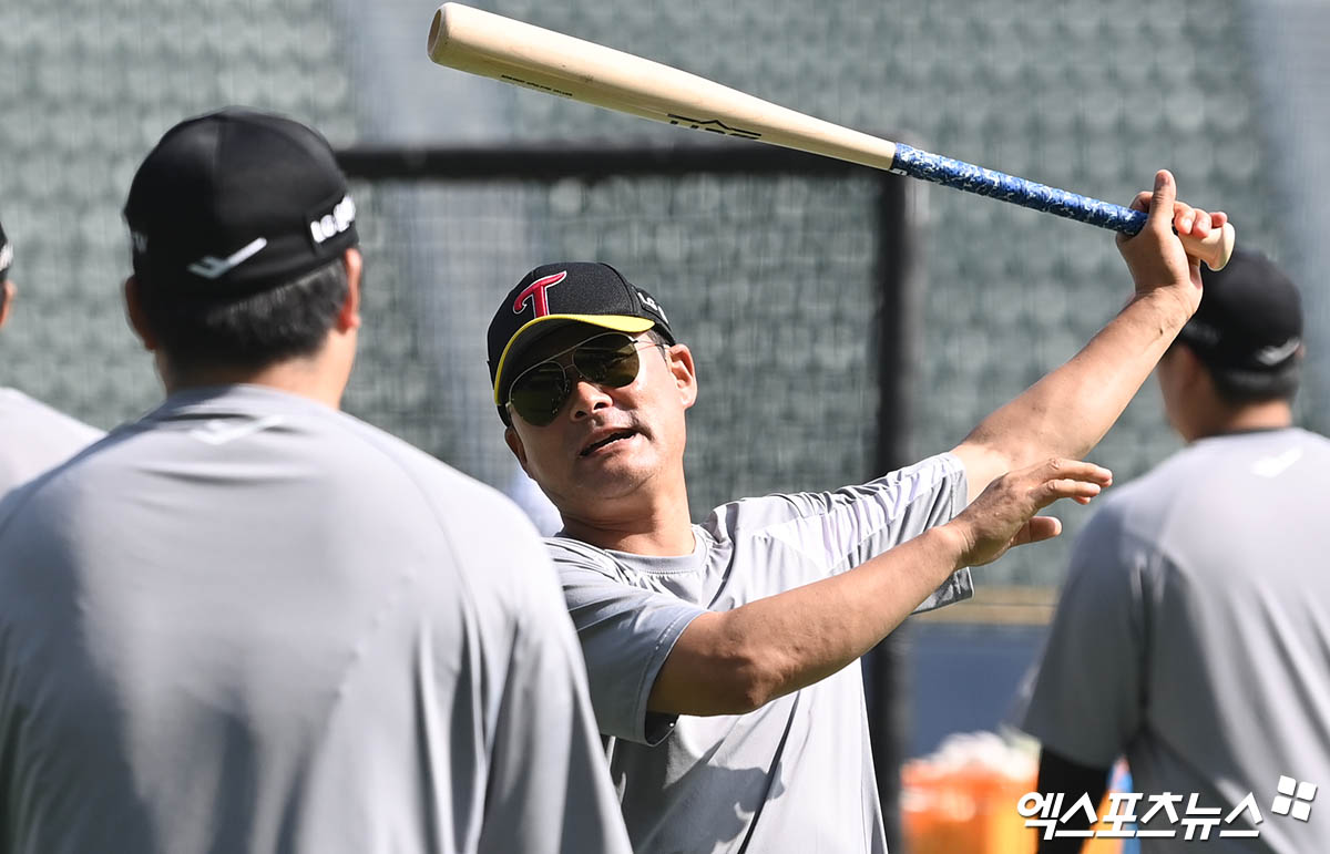 이강철 KT 위즈 코치의 퇴단이 27일 발표됐다. 이종범 전 코치는 야구 예능 프로그램 '최강야구' 감독으로 합류하는 것으로 알려졌다. 이 코치는 KT에 합류하고 시즌을 이제 절반 정도 소화한 시점에서 석연치 않게 떠나게.됐다. 사진 엑스포츠뉴스 DB