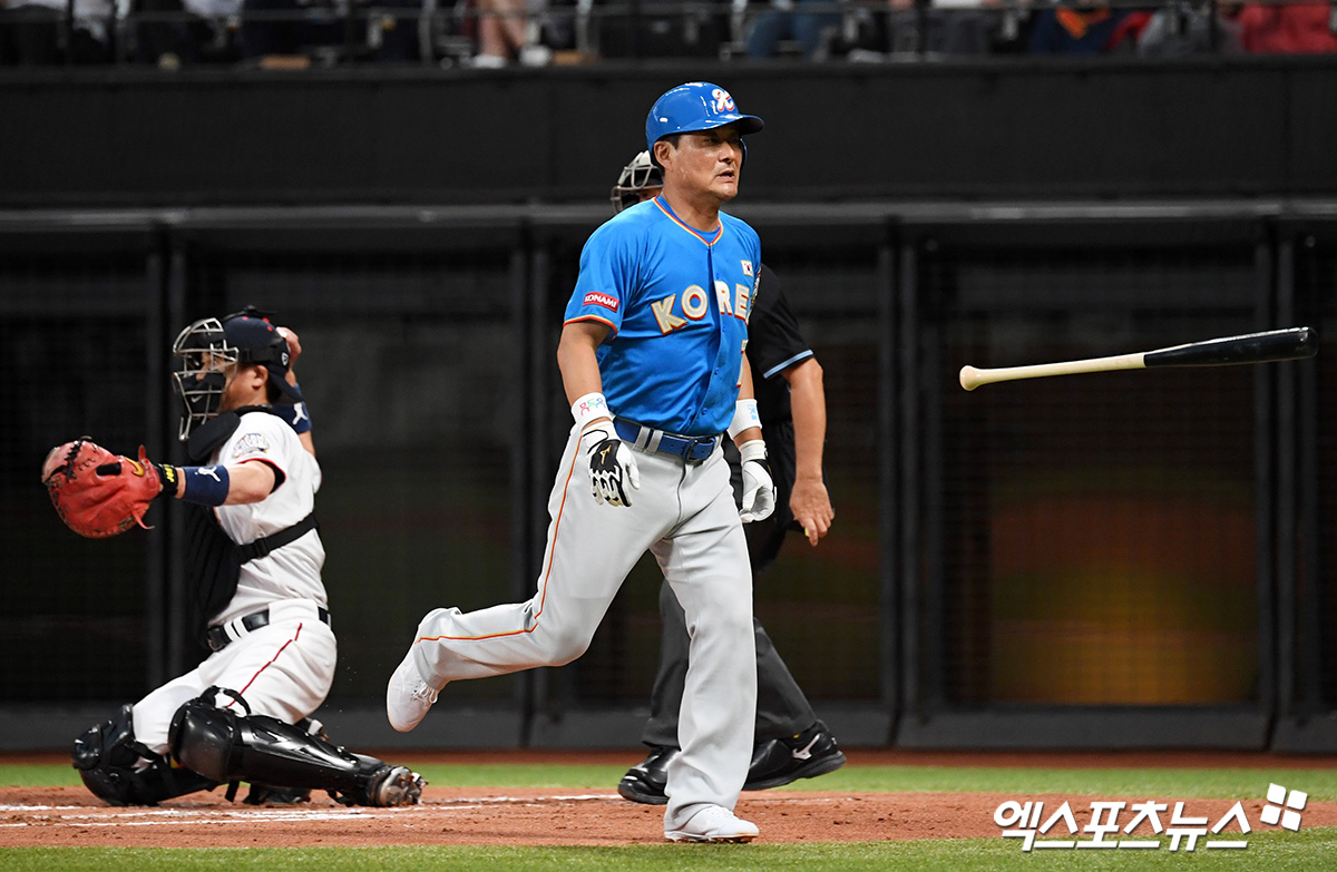 이강철 KT 위즈 코치의 퇴단이 27일 발표됐다. 이종범 전 코치는 야구 예능 프로그램 '최강야구' 감독으로 합류하는 것으로 알려졌다. 이 코치는 KT에 합류하고 시즌을 이제 절반 정도 소화한 시점에서 석연치 않게 떠나게.됐다. 사진공동취재단