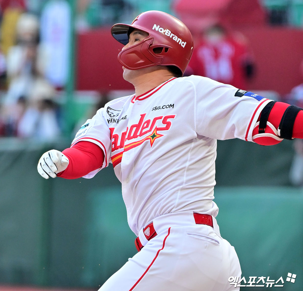 27일 오후 인천SSG랜더스필드에서 열린 '2025 신한 SOL Bank KBO리그' 한화 이글스와 SSG 랜더스의 경기, 3번 지명타자로 선발 출전한 SSG 최정이 2사 1·2루에서 한화 선발 엄상백을 상대로 홈런을 때려냈다. 이로써 2006~2024시즌에 이어 20시즌 연속 두 자릿수 홈런을 달성했다. 엑스포츠뉴스 DB
