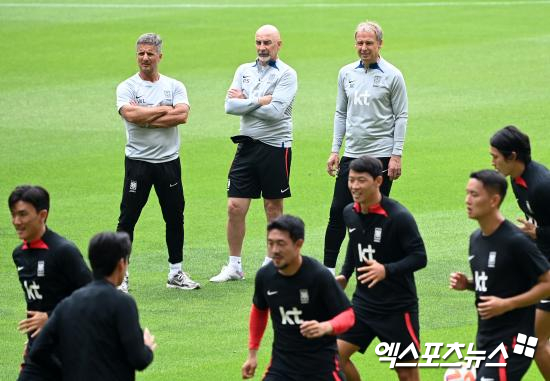 나폴리 지역 방송 '키스키스 나폴리'가 27일(한국시간) 스트링가라가 매체의 한 프로그램과 가진 인터뷰에서 최근 나폴리와 이적설이 있는 이강인에 대해 극찬했다. 엑스포츠뉴스DB