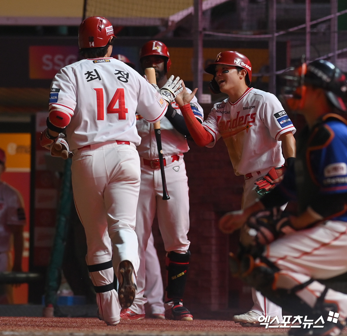 27일 오후 인천SSG랜더스필드에서 열린 '2025 신한 SOL Bank KBO리그' 한화 이글스와 SSG 랜더스의 경기, 3번 지명타자로 선발 출전한 SSG 최정이 2사 1·2루에서 한화 선발 엄상백을 상대로 홈런을 때려냈다. 이로써 2006~2024시즌에 이어 20시즌 연속 두 자릿수 홈런을 달성했다. 엑스포츠뉴스 DB