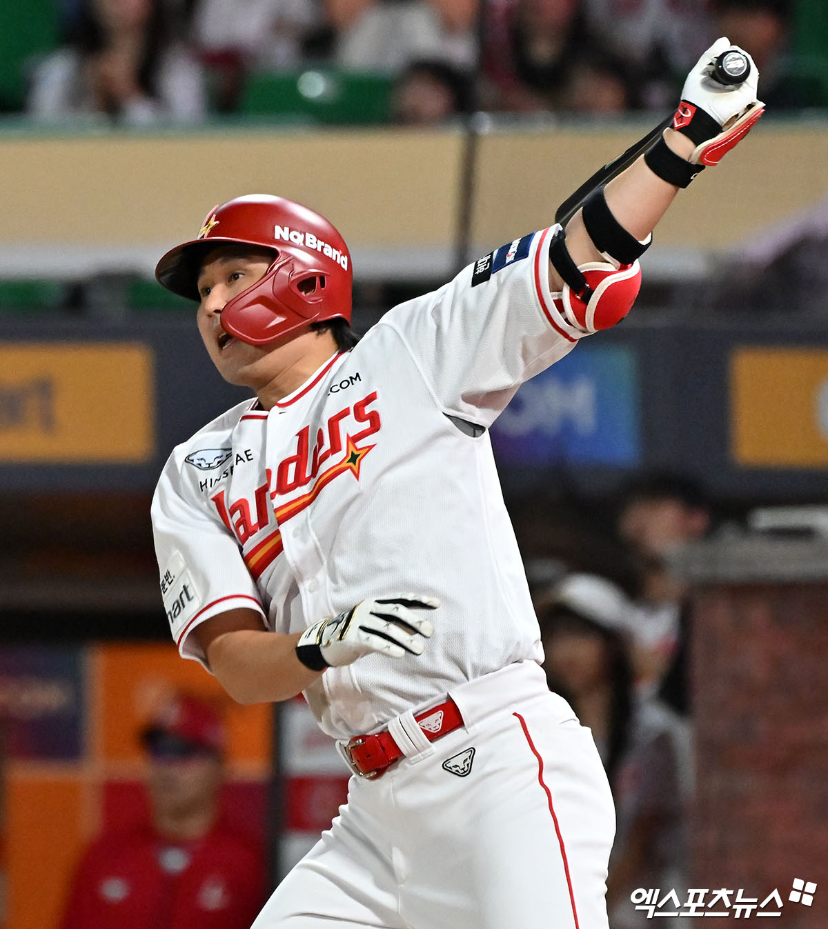 27일 오후 인천SSG랜더스필드에서 열린 '2025 신한 SOL Bank KBO리그' 한화 이글스와 SSG 랜더스의 경기, 3번 지명타자로 선발 출전한 SSG 최정이 2사 1·2루에서 한화 선발 엄상백을 상대로 홈런을 때려냈다. 이로써 2006~2024시즌에 이어 20시즌 연속 두 자릿수 홈런을 달성했다. 엑스포츠뉴스 DB