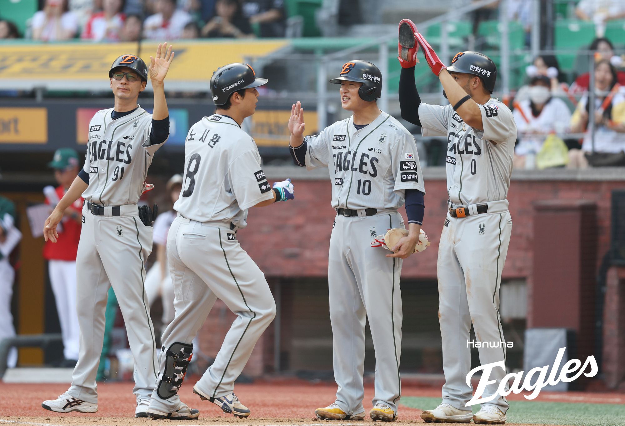 27일 오후 인천SSG랜더스필드에서 열린 '2025 신한 SOL Bank KBO리그' 한화 이글스와 SSG 랜더스의 경기, 1회초 1사 1, 3루 한화 노시환이 선제 스리런 홈런을 친 뒤 동료들과 기쁨을 나누고 있다. 한화 이글스