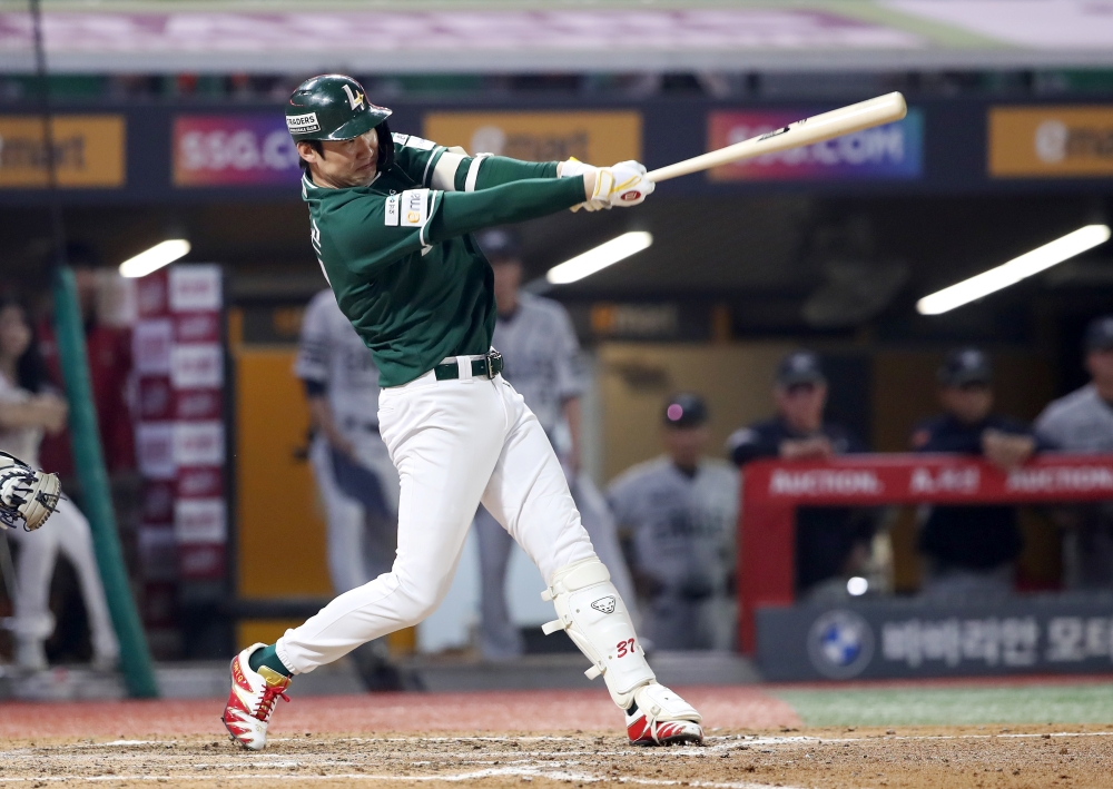 27일 오후 인천SSG랜더스필드에서 열린 '2025 신한 SOL Bank KBO리그' 한화 이글스와 SSG 랜더스의 경기, 7회말 2사 만루 SSG 오태곤이 2타점 적시타를 날리고 있다. SSG 랜더스