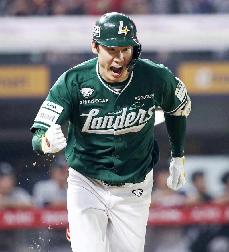 27일 오후 인천SSG랜더스필드에서 열린 '2025 신한 SOL Bank KBO리그' 한화 이글스와 SSG 랜더스의 경기, 7회말 2사 만루 SSG 오태곤이 2타점 적시타를 날린 뒤 기뻐하고 있다. SSG 랜더스