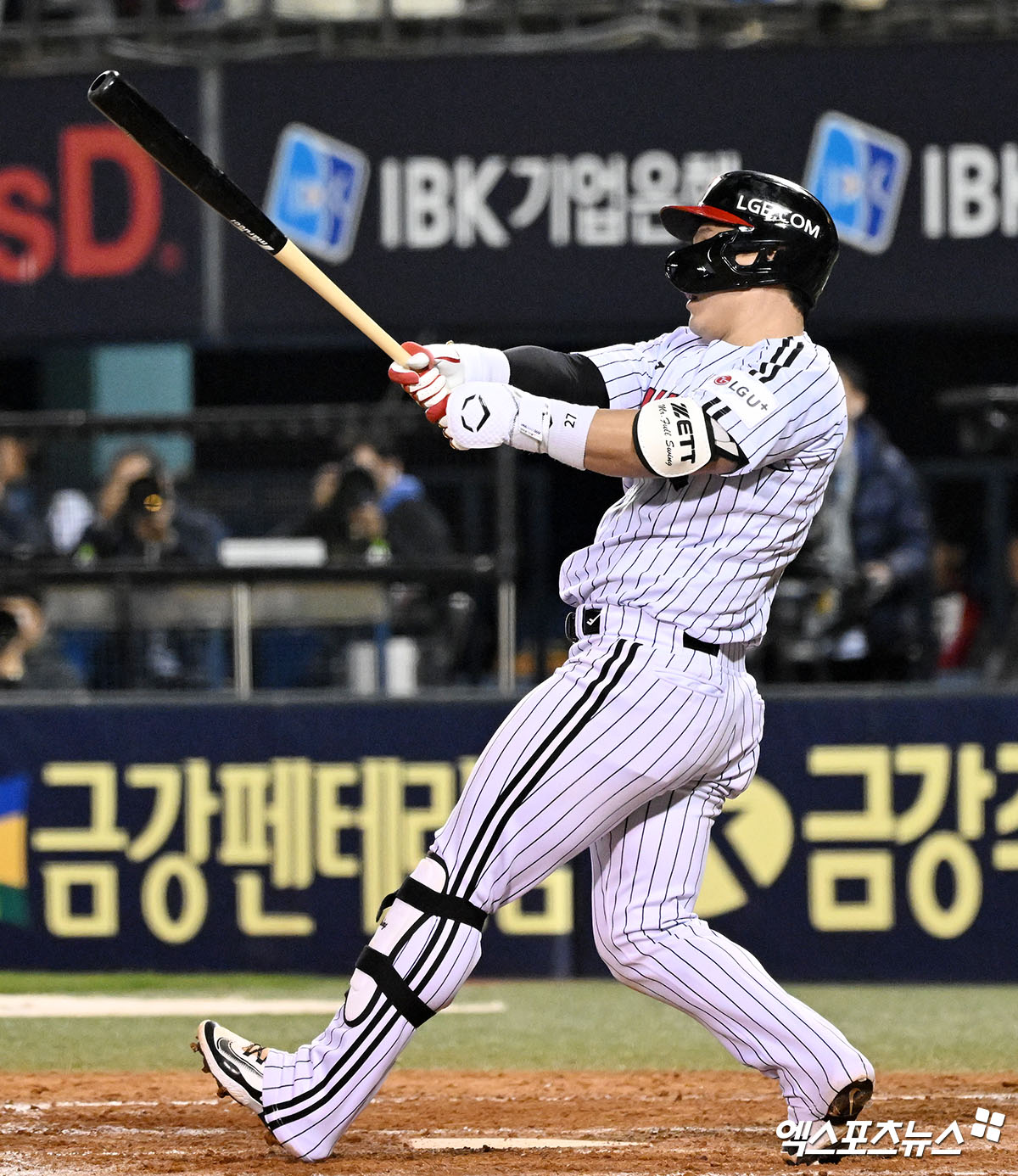 LG 트윈스가 27일 서울 잠실구장에서 2025 신한 SOL뱅크 KBO리그 KIA 타이거즈전을 치러 4대 3으로 승리했다. 이날 승리로 LG는 2연승과 함께 시즌 44승 31패 1무로 한화 이글스와 공동 1위에 올라섰다. LG는 6회 말 박동원의 역전 3점 홈런과 8회 말 문성주의 결승 적시타로 KIA를 꺾었다. 엑스포츠뉴스 DB