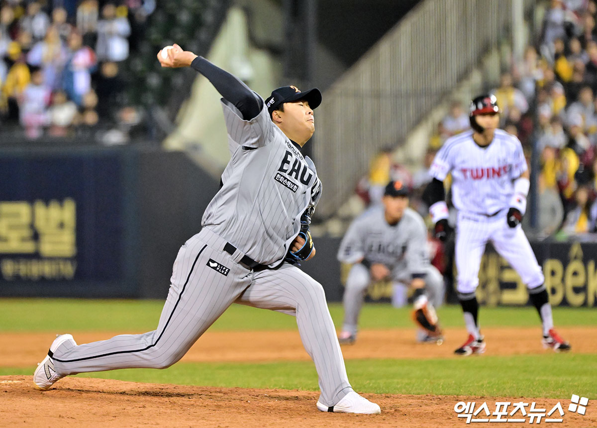 27일 오후 서울 송파구 잠실야구장에서 열린 '2025 신한 SOL Bank KBO리그' 한화 이글스와 LG 트윈스의 경기, 7회말 2사 1,2루 한화 한승혁이 공을 힘차게 던지고 있다. 엑스포츠뉴스 DB