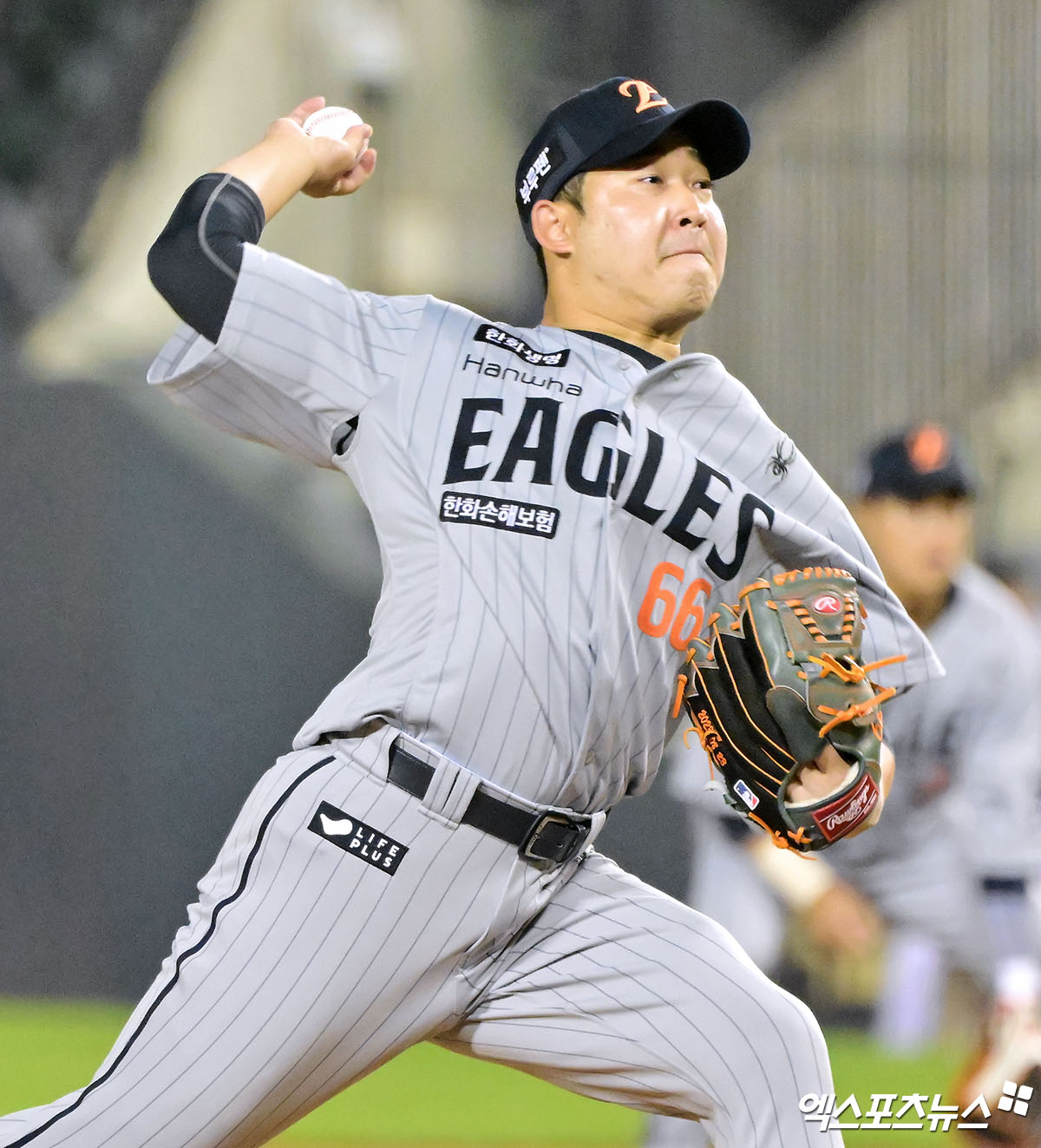 27일 오후 서울 송파구 잠실야구장에서 열린 '2025 신한 SOL Bank KBO리그' 한화 이글스와 LG 트윈스의 경기, 6회말 1사 2루 한화 주현상이 공을 힘차게 던지고 있다. 엑스포츠뉴스 DB