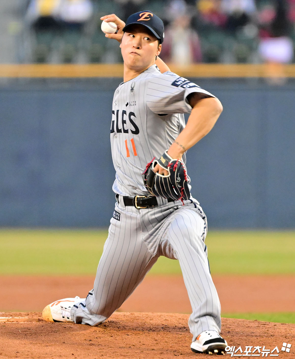 26일 오후 서울 송파구 잠실야구장에서 열린 '2025 신한 SOL Bank KBO리그' 한화 이글스와 LG 트윈스의 경기, 1회말 한화 선발투수 엄상백이 공을 힘차게 던지고 있다. 엑스포츠뉴스 DB