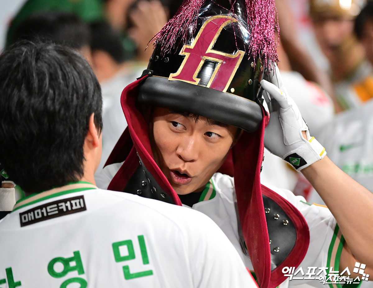 27일 오후 서울 구로구 고척스카이돔에서 열린 2025 신한 SOL Bank KBO리그 삼성 라이온즈와 키움 히어로즈의 경기, 8회말 2사 1루 키움 송성문이 투런 홈런을 날리고 있다. 엑스포츠뉴스 DB