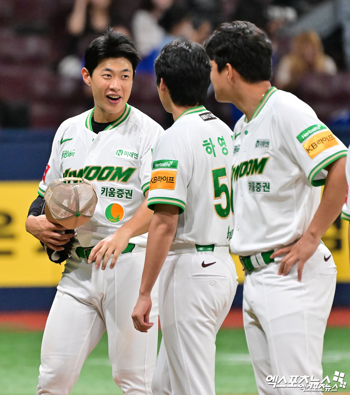 27일 오후 서울 구로구 고척스카이돔에서 열린 2025 신한 SOL Bank KBO리그 삼성 라이온즈와 키움 히어로즈의 경기, 8회말 2사 1루 키움 송성문이 투런 홈런을 날리고 있다. 엑스포츠뉴스 DB