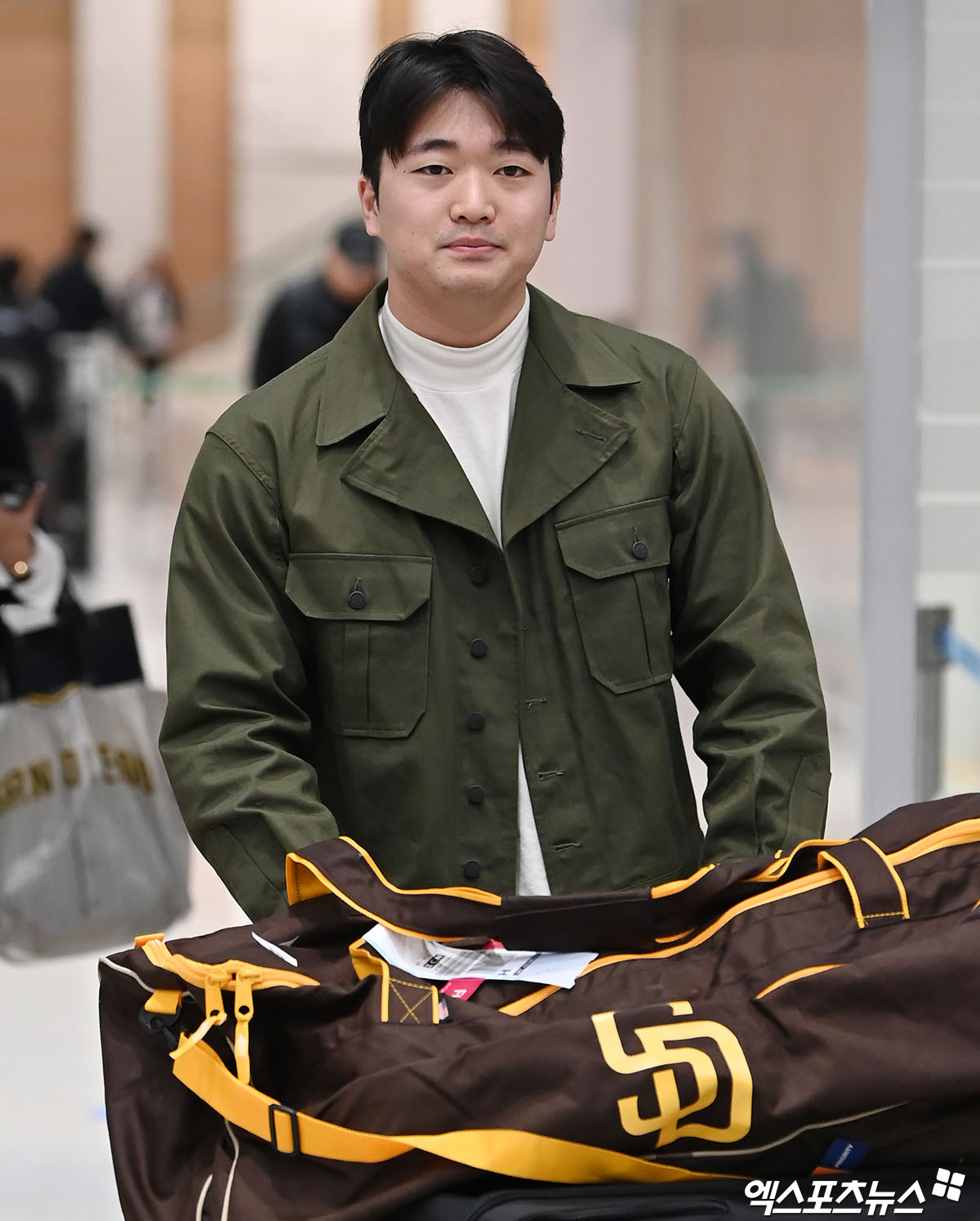 미국프로야구 메이저리그(MLB) 샌디에이고 파드리스에 입단한 '파이어볼러' 고우석이 6일 오전 인천국제공항을 통해 귀국했다.  고우석은 4일 샌디에이고와 2년 총액 450만 달러(약 59억원) 계약에 합의했다. 2024년과 2025년 연봉은 각각 175만 달러, 225만 달러로 상호 옵션 실행 시 고우석은 2026년 연봉 300만 달러를 받는다. 옵션이 실행되지 않을 경우 고우석은 바이아웃 금액 50만 달러를 수령한다. 2024~2026년 인센티브 금액까지 포함하면 최대 940만 달러를 받을 수 있다. 엑스포츠뉴스 DB