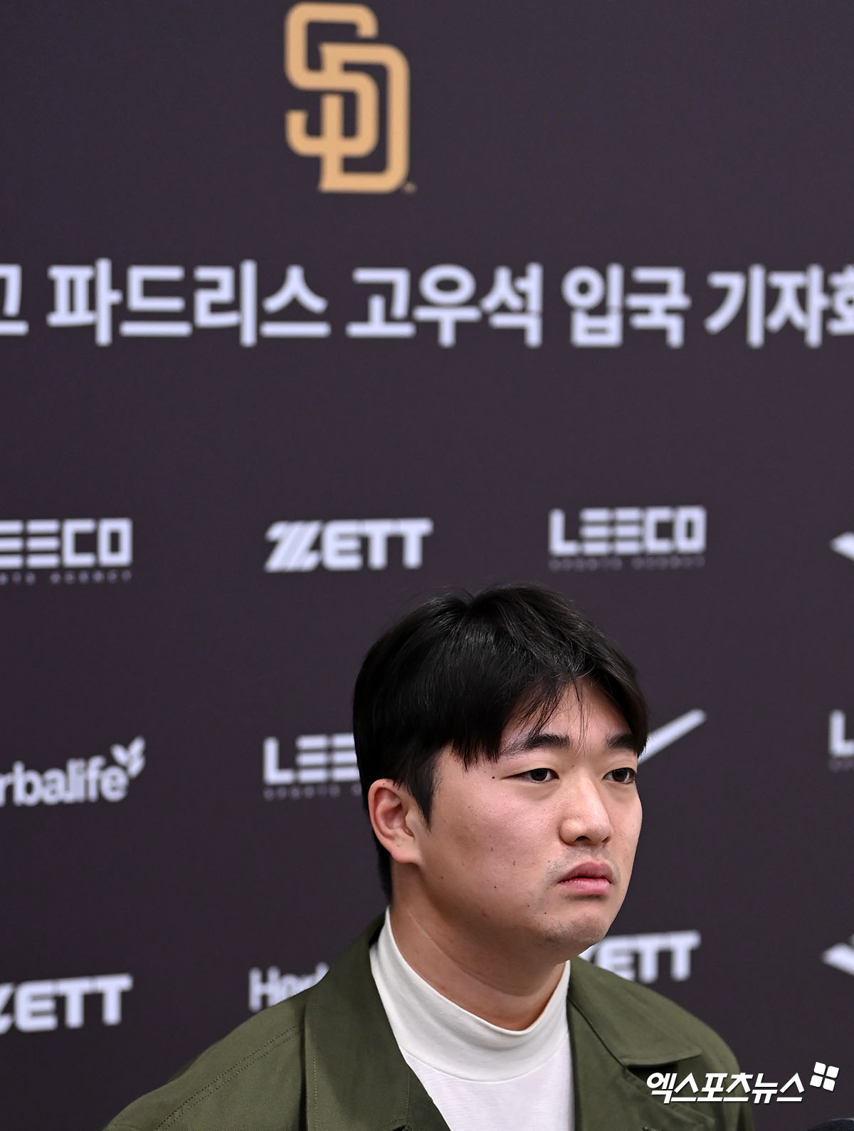 미국프로야구 메이저리그(MLB) 샌디에이고 파드리스에 입단한 '파이어볼러' 고우석이 6일 오전 인천국제공항을 통해 귀국했다.  고우석은 4일 샌디에이고와 2년 총액 450만 달러(약 59억원) 계약에 합의했다. 2024년과 2025년 연봉은 각각 175만 달러, 225만 달러로 상호 옵션 실행 시 고우석은 2026년 연봉 300만 달러를 받는다. 옵션이 실행되지 않을 경우 고우석은 바이아웃 금액 50만 달러를 수령한다. 2024~2026년 인센티브 금액까지 포함하면 최대 940만 달러를 받을 수 있다. 엑스포츠뉴스 DB