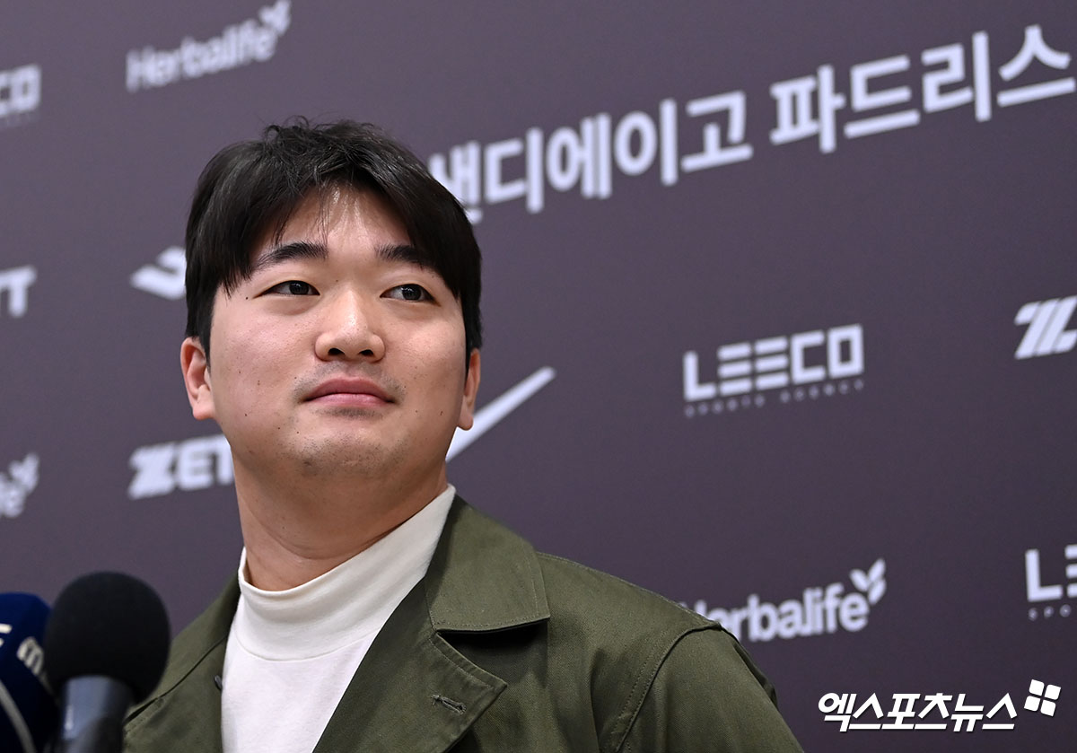 미국프로야구 메이저리그(MLB) 샌디에이고 파드리스에 입단한 '파이어볼러' 고우석이 6일 오전 인천국제공항을 통해 귀국했다.  고우석은 4일 샌디에이고와 2년 총액 450만 달러(약 59억원) 계약에 합의했다. 2024년과 2025년 연봉은 각각 175만 달러, 225만 달러로 상호 옵션 실행 시 고우석은 2026년 연봉 300만 달러를 받는다. 옵션이 실행되지 않을 경우 고우석은 바이아웃 금액 50만 달러를 수령한다. 2024~2026년 인센티브 금액까지 포함하면 최대 940만 달러를 받을 수 있다. 엑스포츠뉴스 DB