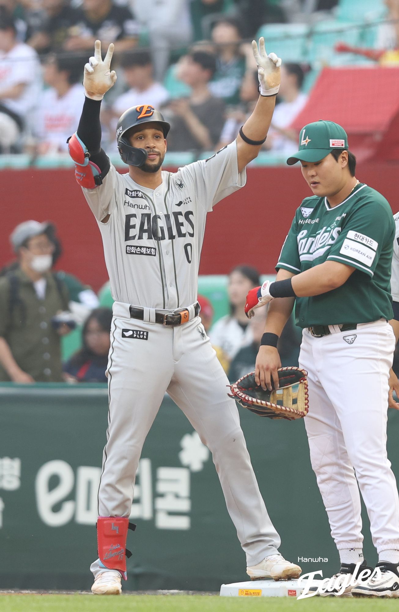 한화 이글스 외국인 타자 루이스 리베라토가 27일 인천SSG랜더스필드에서 열린 2025 신한 SOL Bank KBO리그 SSG 랜더스와의 시즌 7차전에 2번타자 겸 중견수로 선발 출전해 4타수 2안타 1볼넷 1득점을 기록했다. 리베라토의 시즌 타율은 0.385에서 0.412로 상승했다. 한화 이글스