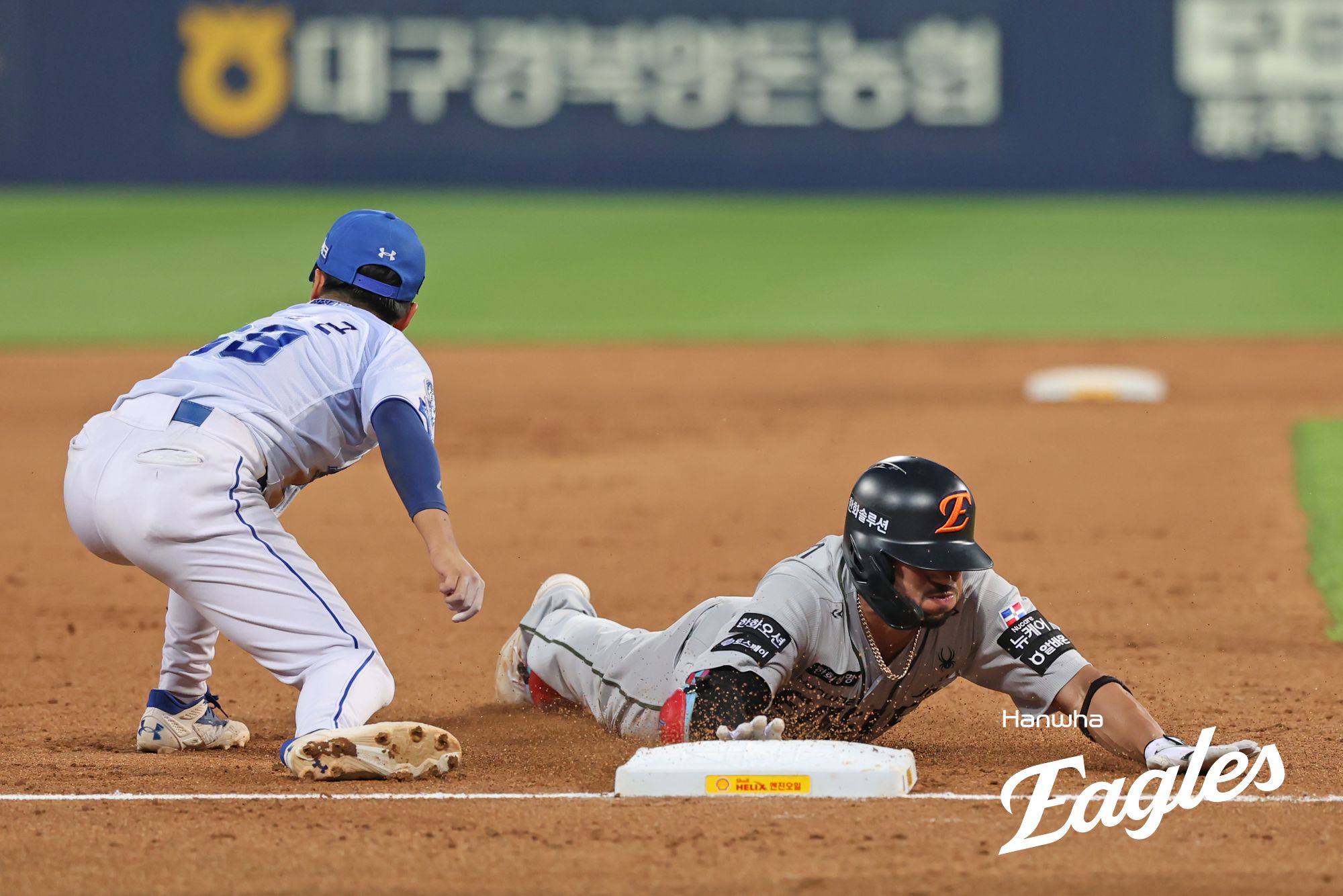 한화 이글스 외국인 타자 루이스 리베라토가 27일 인천SSG랜더스필드에서 열린 2025 신한 SOL Bank KBO리그 SSG 랜더스와의 시즌 7차전에 2번타자 겸 중견수로 선발 출전해 4타수 2안타 1볼넷 1득점을 기록했다. 리베라토의 시즌 타율은 0.385에서 0.412로 상승했다. 한화 이글스