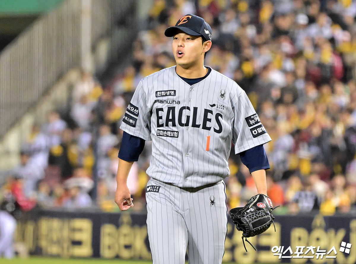 27일 오후 서울 송파구 잠실야구장에서 열린 '2025 신한 SOL Bank KBO리그' 한화 이글스와 LG 트윈스의 경기, 5회말 수비를 마친 한화 문동주가 포효하고 있다. 엑스포츠뉴스 DB