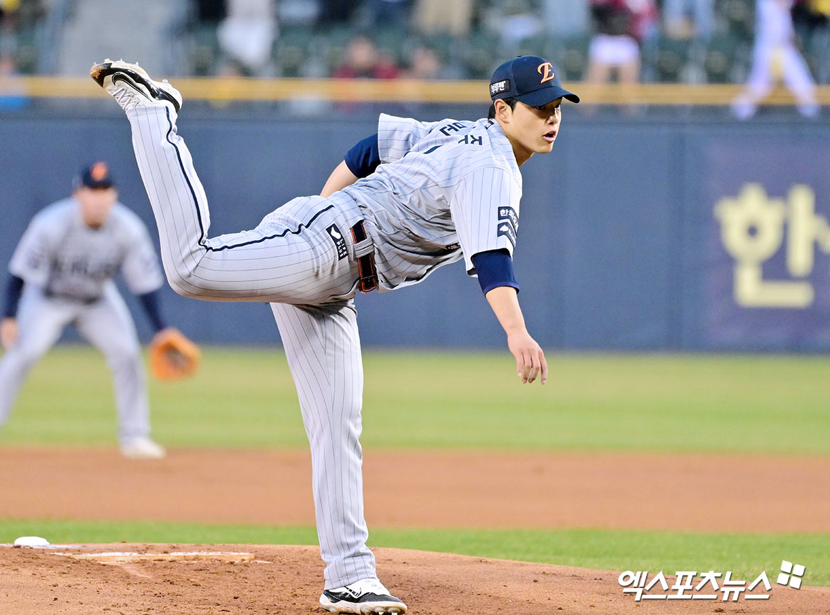 27일 오후 서울 송파구 잠실야구장에서 열린 '2025 신한 SOL Bank KBO리그' 한화 이글스와 LG 트윈스의 경기, 1회말 한화 선발투수 문동주가 공을 힘차게 던지고 있다. 엑스포츠뉴스 DB