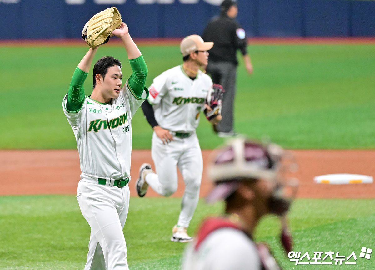 27일 오후 서울 구로구 고척스카이돔에서 열린 2025 신한 SOL Bank KBO리그 삼성 라이온즈와 키움 히어로즈의 경기, 키움 선발투수 정현우가 1회와 2회를 삼자범퇴로 마무리했다. 엑스포츠뉴스 DB