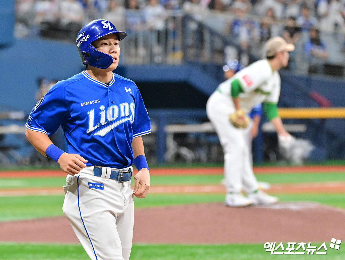 27일 오후 서울 구로구 고척스카이돔에서 열린 2025 신한 SOL Bank KBO리그 삼성 라이온즈와 키움 히어로즈의 경기, 삼성 김지찬이 밀어내기 볼넷으로 걸어나가고 있다. 엑스포츠뉴스 DB