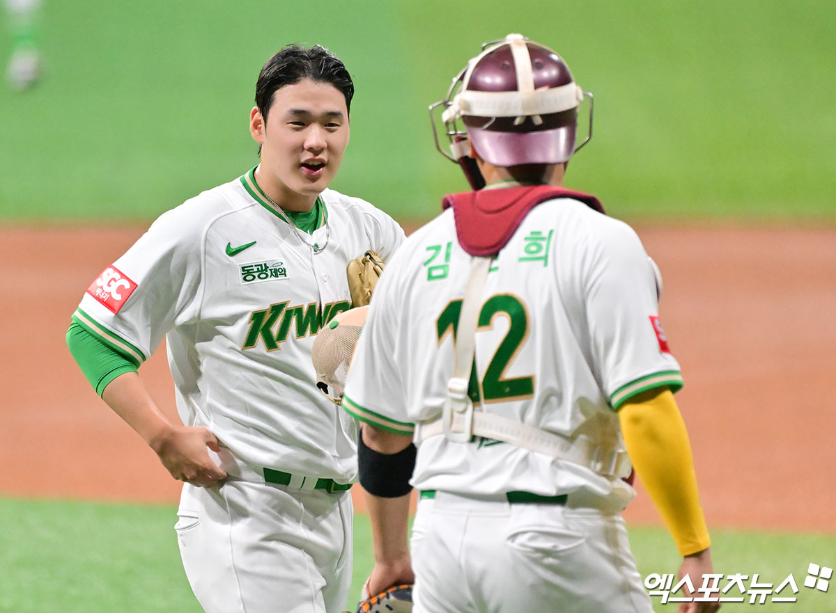 27일 오후 서울 구로구 고척스카이돔에서 열린 2025 신한 SOL Bank KBO리그 삼성 라이온즈와 키움 히어로즈의 경기, 키움 선발투수 정현우가 3회초 4실점을 떠안았다. 엑스포츠뉴스 DB