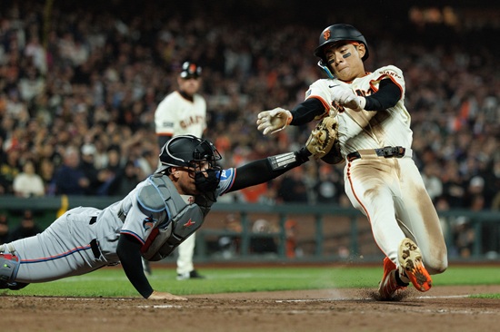 샌프란시스코 자이언츠 외야수 이정후가 28일 시카고 화이트삭스전에서 6번 타자 중견수로 선발 출전한다. 이정후는 지난 27일 마이애미 말린스전에서 5번 타자 중견수로 선발 출전해 시즌 6번째 3루타를 달성했다. 이정후는 이 3루타로 오타니 쇼헤이와 함께 내셔널리그 3루타 부문 공동 2위에 올랐다. 연합뉴스