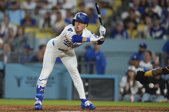 LA 다저스 유틸리티 플레이어 김혜성이 28일 캔자스시티 로열스 원정 경기에서 4경기 연속 벤치를 지킨다. 김혜성은 지난 23일 워싱턴 내셔널스전 선발 출전 이후 단 한 번도 타석을 소화하지 못했다. 26일 경기 후반 대수비 출전이 전부였다. 연합뉴스