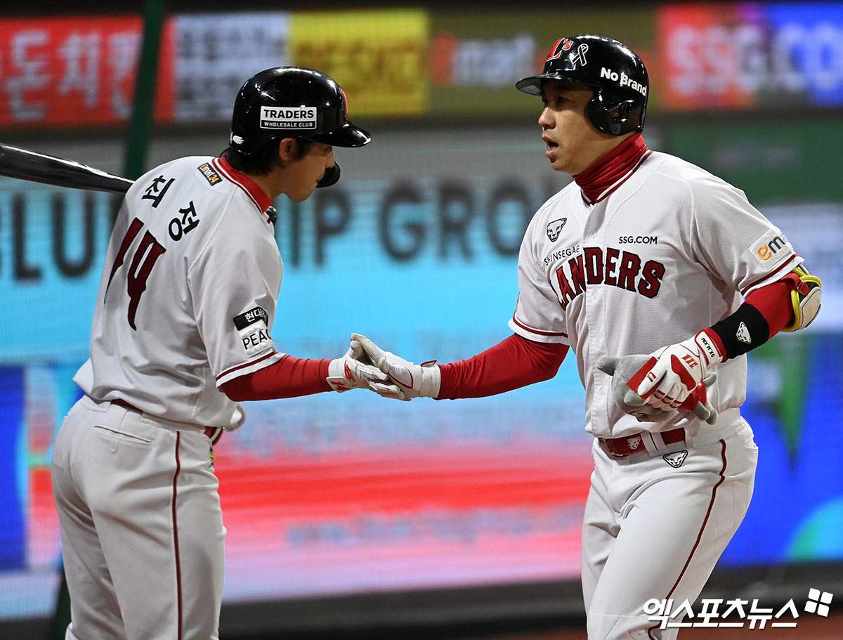 1일 오후 인천SSG랜더스필드에서 열린 '2022 신한은행 SOL KBO리그 포스트시즌' 한국시리즈 1차전 키움 히어로즈와 SSG 랜더스 경기, 9회말 1사 SSG 김강민이 솔로 홈런을 날린 후 최정과 하이파이브를 하고 있다. 엑스포츠뉴스 DB