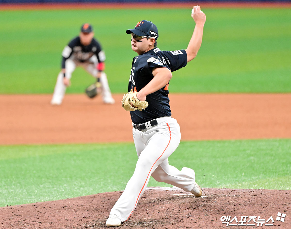 9일 오후 서울 구로구 고척스카이돔에서 열린 '2025 신한 SOL Bank KBO리그' 한화 이글스와 키움 히어로즈의 경기, 한화가 문현빈의 결승 솔로포에 힘입어 키움에 7:5로 승리하며 26년 만에 10연승을 기록했다.  9회말 한화 김서현이 공을 힘차게 던지고 있다. 엑스포츠뉴스 DB