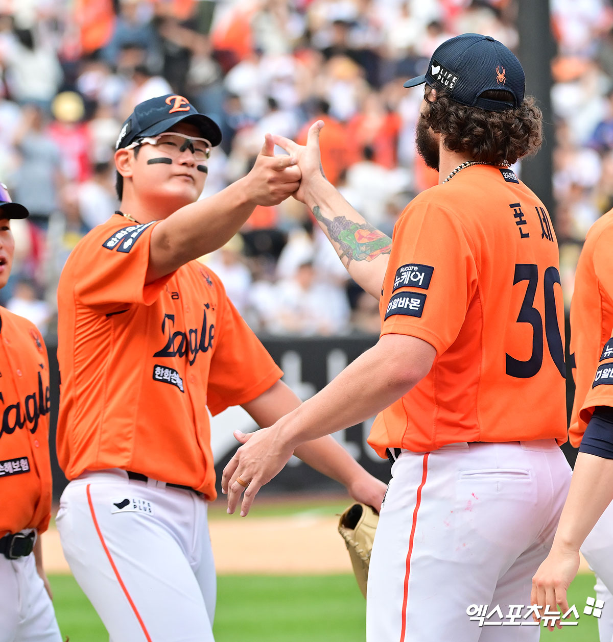 17일 오후 대전 한화생명 볼파크에서 열린 '2025 신한 SOL Bank KBO리그' SSG 랜더스와 한화 이글스의 더블헤더 1차전 경기, 한화가 8이닝 2피안타 1볼넷 18탈삼진 무실점 괴력투를 선보인 폰세의 호투에 힘입어 SSG에 1:0 승리를 거뒀다.  이날 경기에서 승리한 한화 선수들이 기뻐하고 있다. 엑스포츠뉴스 DB