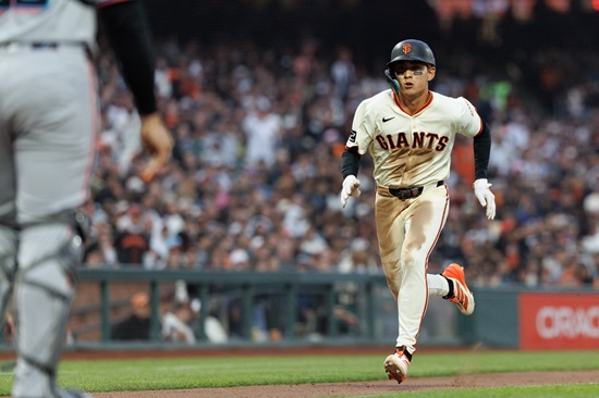 이정후는 28일(한국시간) 미국 일리노이주 시카고 개런티드 레이트 필드에서 열린 2025 메이저리그(MLB) 시카고 화이트삭스와 원정경기에 6번타자 겸 중견수로 선발 출전, 4타수 무안타를 기록했다. 이날 침묵으로 이정후의 시즌 타율은 0.248(298타수 74안타)까지 하락, 2할5푼대가 무너졌다. 연합뉴스