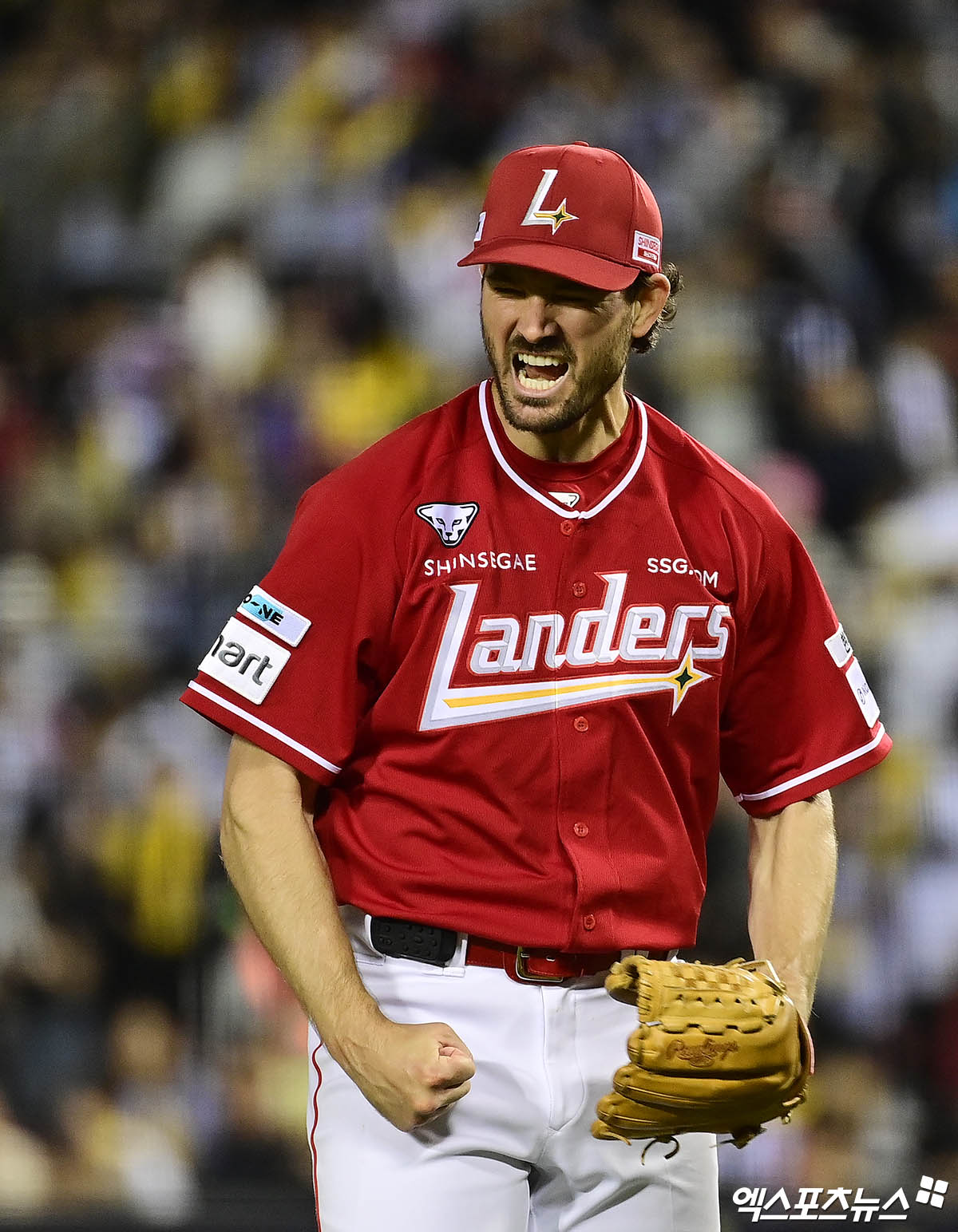 SSG 구단은 28일 투수 드류 앤더슨의 기록 정정 신청을 KBO(한국야구위원회)가 받아들였다고 알렸다. SSG는 '2루타로 기록됐던 타구가 실책으로 정정되면서 앤더슨의 평균자책점이 2.05에서 1.94로 내려갔다'고 했다. 앤더슨은 22일 KIA 타이거즈와의 홈경기에서 선발투수로 등판, 6이닝 6피안타 1실점을 찍었으나 유일한 실점이 비자책점으로 인정받았다. 앤더슨은 평균자책점 KBO리그 1위를 탈환했다. 엑스포츠뉴스DB 