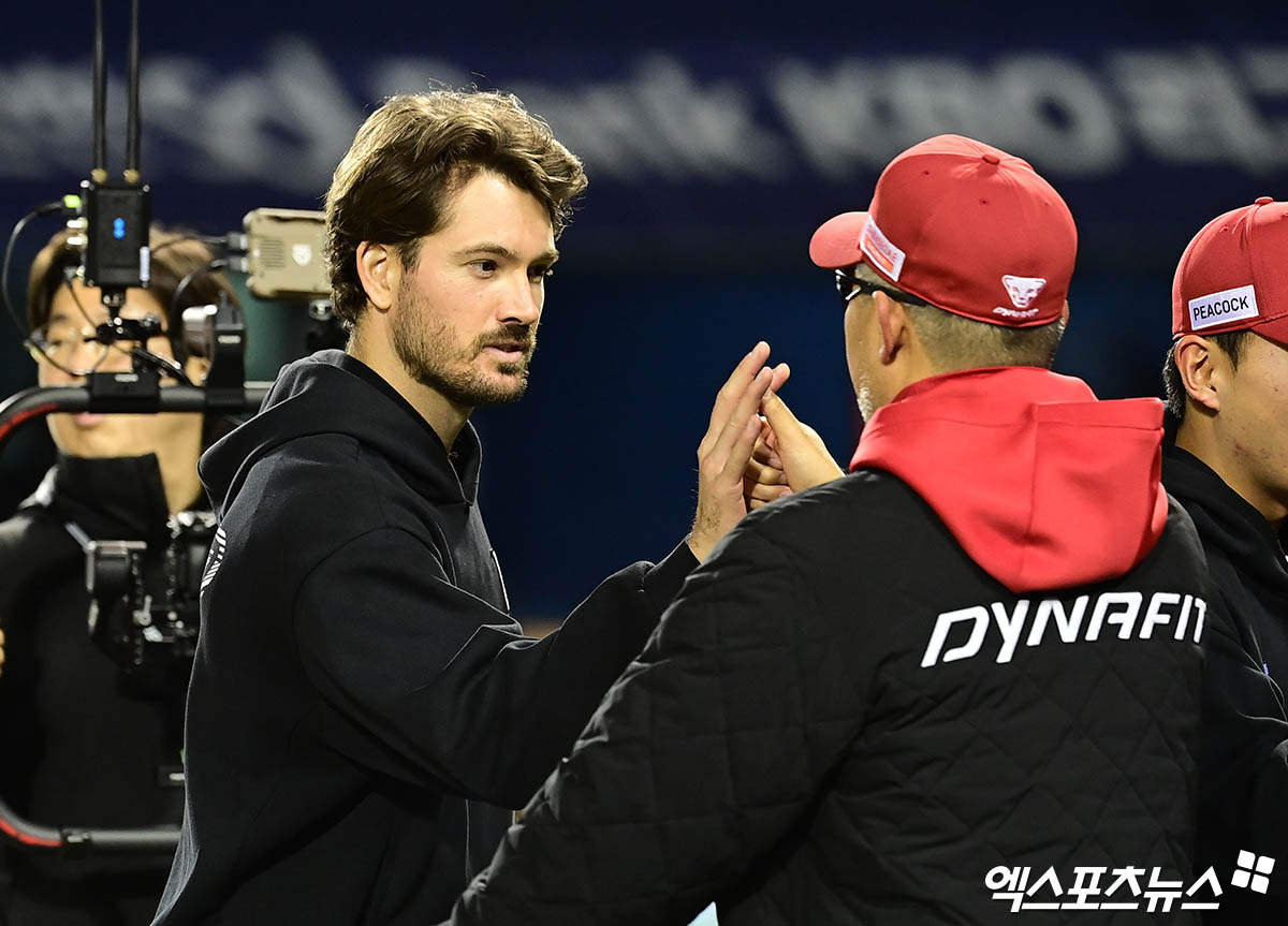 2일 오후 서울 잠실야구장에서 열린 '2025 신한 SOL Bank KBO리그' SSG 랜더스와 LG 트윈스의 경기, SSG가 최정의 결승 투런포와 선발투수 앤더슨의 5이닝 1실점(비자책) 호투에 힘입어 2연승을 달렸다. 경기 종료 후 SSG 앤더슨이 이숭용 감독과 승리의 기쁨을 나누고 있다. 엑스포츠뉴스DB