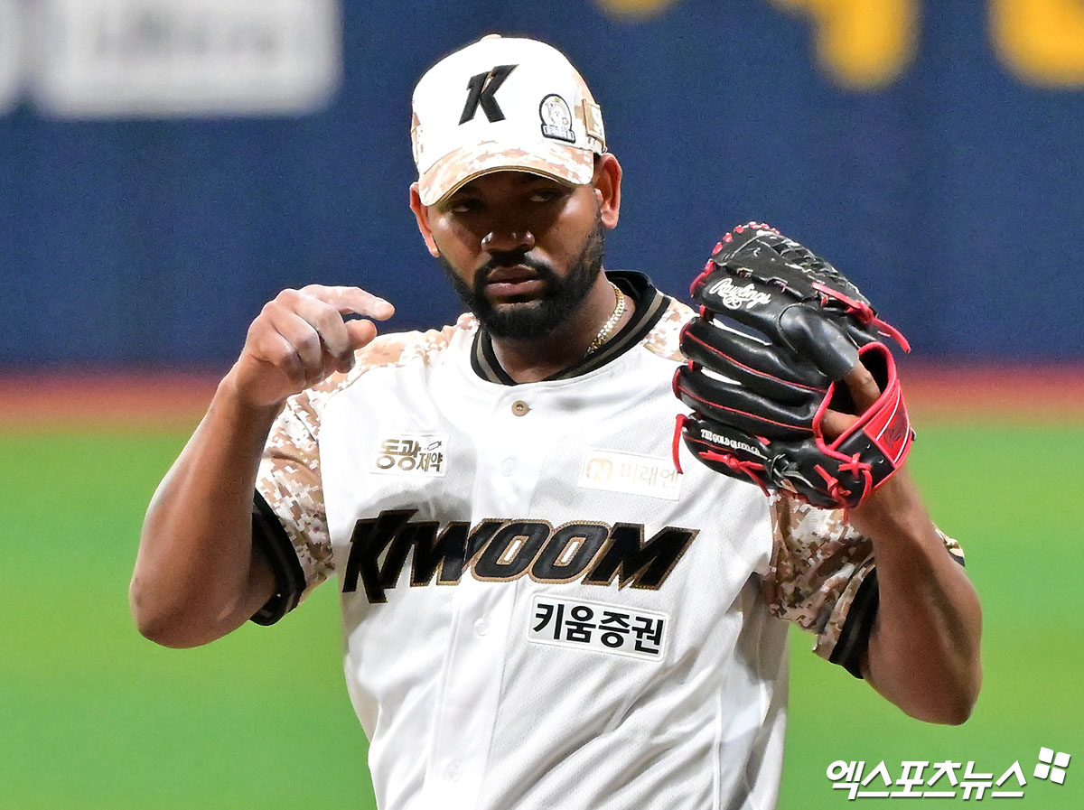 지난 7일 오후 서울 구로구 고척스카이돔에서 열린 '2025 신한 SOL Bank KBO리그' LG 트윈스와 키움 히어로즈의 경기, 1회초 키움 선발투수 알칸타라가 피치컴을 확인하고 있다. 엑스포츠뉴스 DB