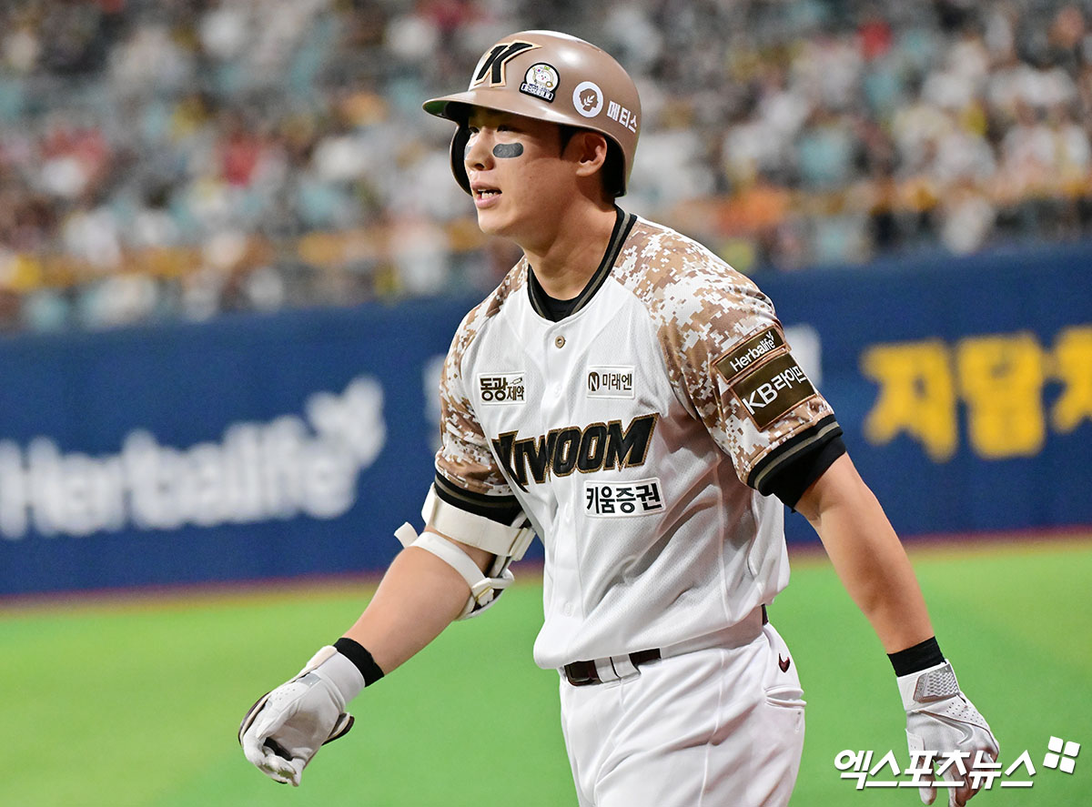 지난 26일 오후 서울 구로구 고척스카이돔에서 열린 '2025 신한 SOL Bank KBO리그' KIA 타이거즈와 키움 히어로즈의 경기, 5회말 1사 1,3루 키움 이주형이 내야땅볼을 친 후 1루에서 세이프되고 있다. 엑스포츠뉴스 DB