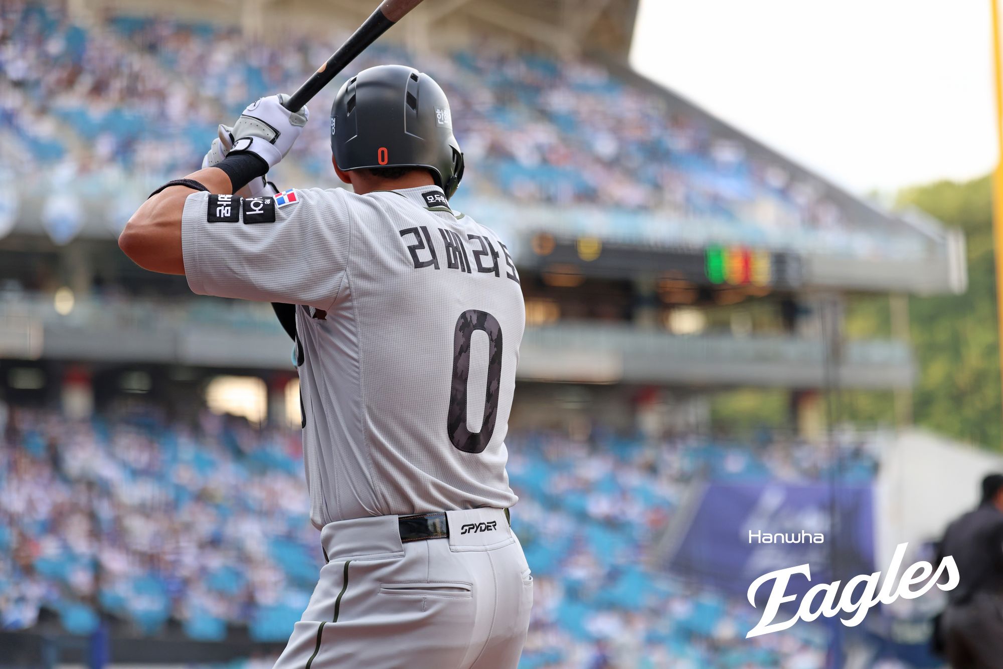 한화 이글스 대체 외국인 선수인 야수 루이스 리베라토가 28일 인천 SSG랜더스필드에서 열린 2025 신한 SOL Bank KBO리그 SSG 랜더스와의 원정경기에서 중견수 겸 2번타자로 선발 출전, 팀이 0-1로 끌려가던 6회초 SSG 선발인 KBO리그 평균자책점 1위 드류 앤더슨을 상대로 시즌 첫 홈런을 터뜨렸다. 한화 이글스