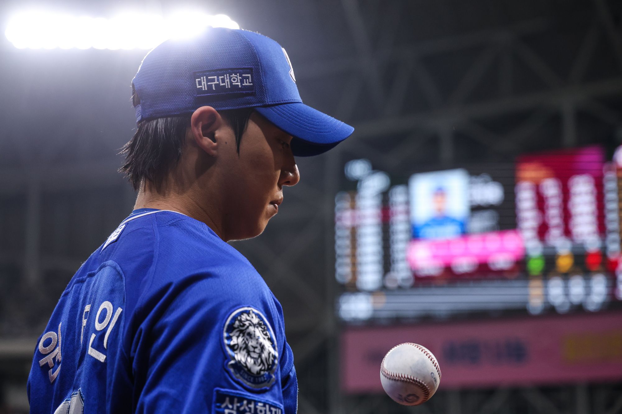 28일 오후 서울 구로구 고척스카이돔에서 열린 2025 신한 SOL Bank KBO리그 삼성 라이온즈와 키움 히어로즈의 경기, 삼성 선발투수 원태인이 5이닝 7피안타(4피홈런) 8실점(7자책점)을 기록하고 마운드를 내려갔다. 삼성 라이온즈