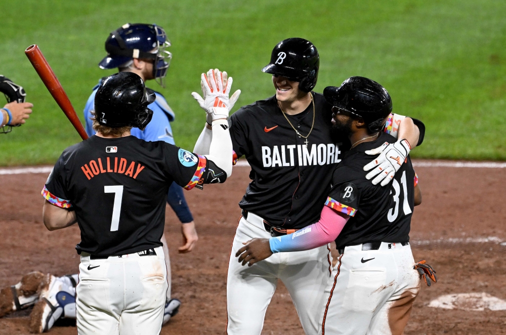 28일 미국 메릴랜드주 볼티모어의 오리올 파크 앳 캠든 야즈에서 열린 2025 미국프로야구 메이저리그 탬파베이 레이스와 볼티모어 오리올스의 경기, 8회말 볼티모어 코비 메이요가 홈런을 친 뒤 동료들과 기뻐하고 있다. AFP 연합뉴스