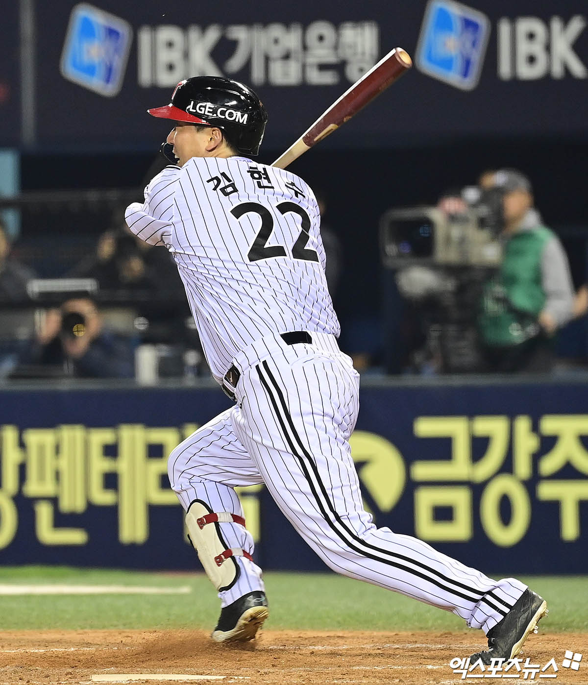 24일 오후 서울 송파구 잠실야구장에서 열린 '2025 신한 SOL Bank KBO리그' NC 다이노스와 LG 트윈스의 경기, 8회말 2사 1,3루 LG 김현수가 1타점 적시타를 때려내고 있다. 엑스포츠뉴스 DB