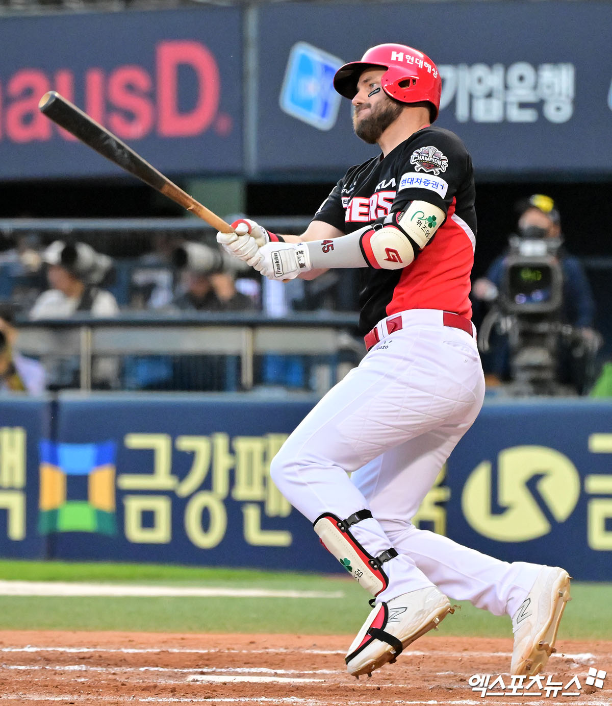 3일 오후 서울 송파구 잠실야구장에서 열린 '2025 신한 SOL Bank KBO리그' KIA 타이거즈와 두산 베어스의 경기, 7회초 KIA 위즈덤이 좌전안타를 날리고 있다. 엑스포츠뉴스 DB