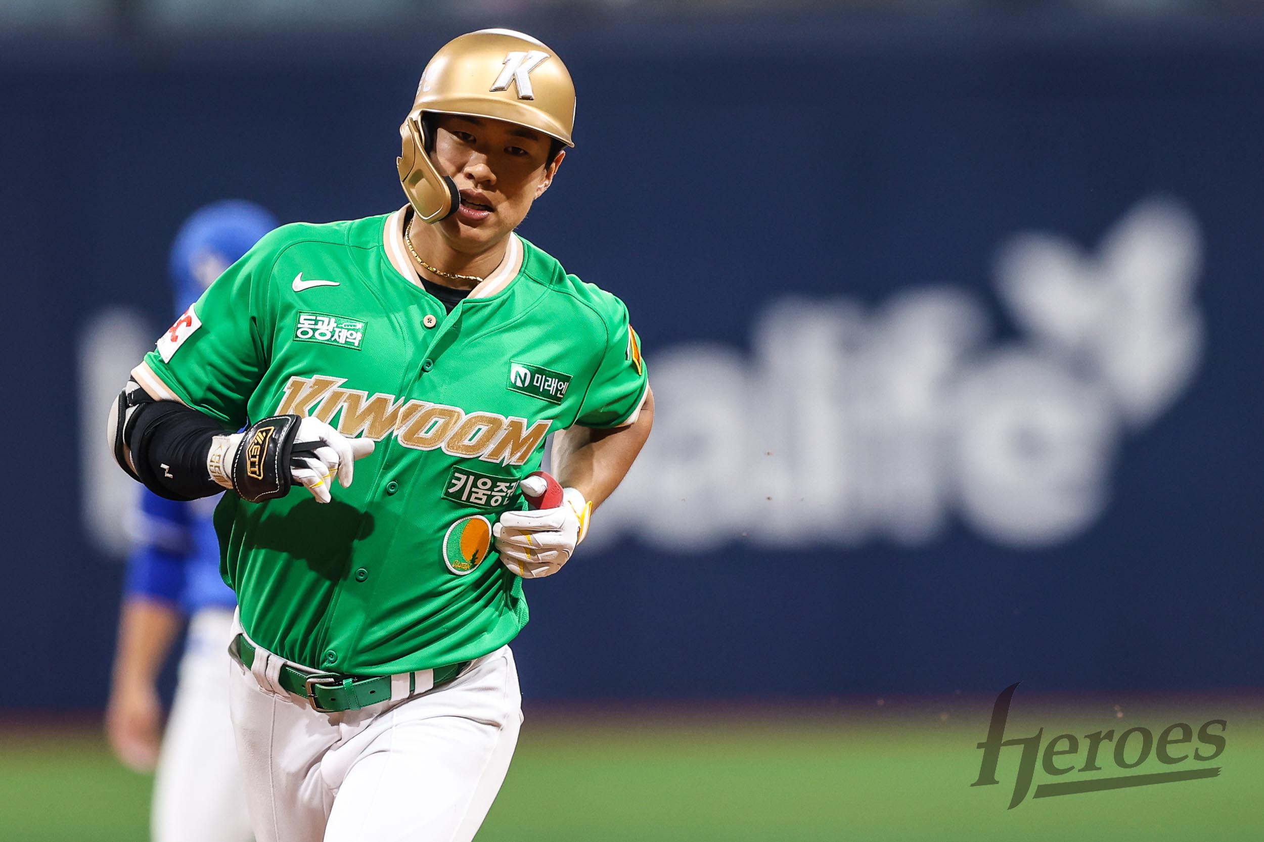 28일 오후 서울 구로구 고척스카이돔에서 열린 2025 신한 SOL Bank KBO리그 삼성 라이온즈와 키움 히어로즈의 경기, 키움 송성문이 1회와 2회 삼성 선발 원태인을 상대로 연타석 홈런포를 날렸다. 키움 히어로즈