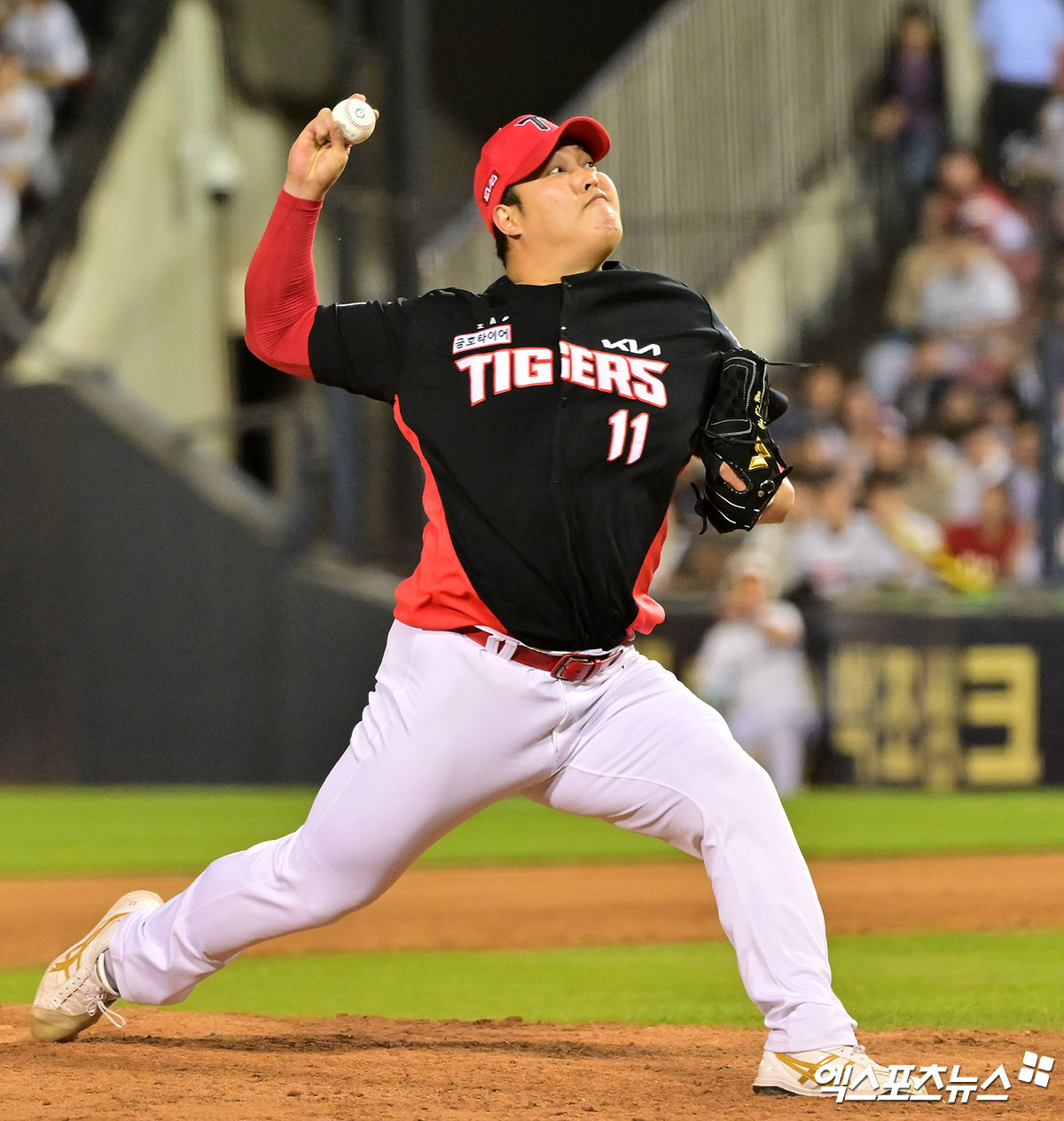 4일 오후 서울 송파구 잠실야구장에서 열린 '2025 신한 SOL Bank KBO리그' KIA 타이거즈와 두산 베어스의 경기, 8회말 KIA 조상우가 공을 힘차게 던지고 있다. 엑스포츠뉴스 DB