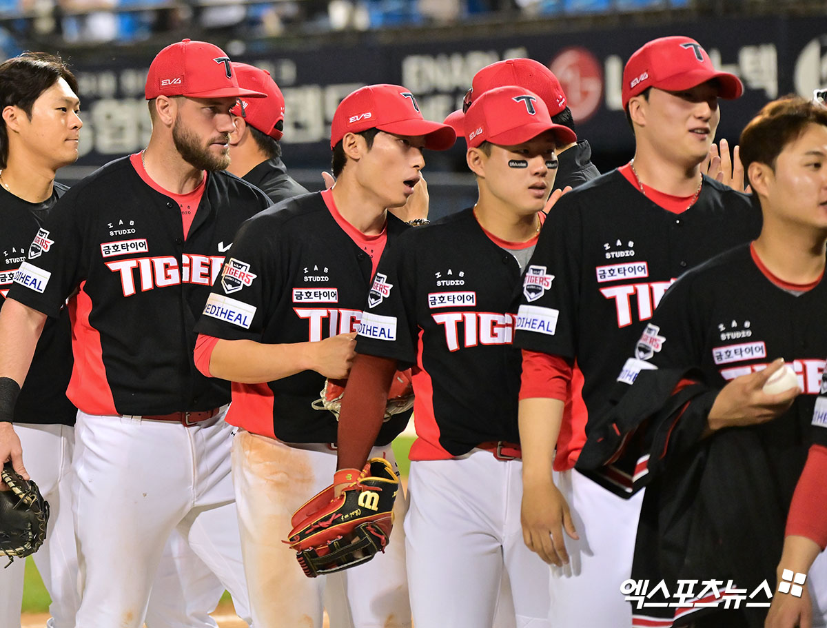 4일 오후 서울 송파구 잠실야구장에서 열린 '2025 신한 SOL Bank KBO리그' KIA 타이거즈와 두산 베어스의 경기, KIA가 위즈덤의 결승 투런 홈런과 최원준의 투런 홈런에 힘입어 두산에 8:3 승리를 거뒀다.  KIA 이범호 감독이 선수들과 함께 기뻐하고 있다. 엑스포츠뉴스 DB