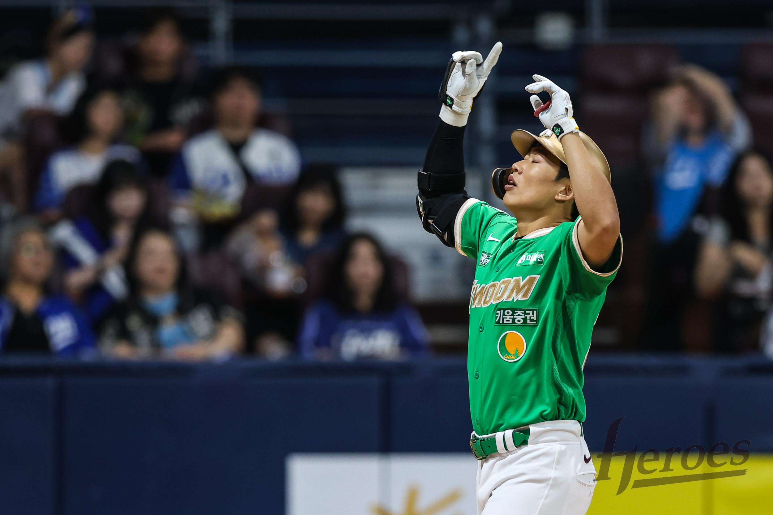 28일 오후 서울 구로구 고척스카이돔에서 열린 2025 신한 SOL Bank KBO리그 삼성 라이온즈와 키움 히어로즈의 경기, 키움 송성문이 1회와 2회 연타석 홈런 포함 5타수 5안타 경기를 펼쳤다. 키움 히어로즈