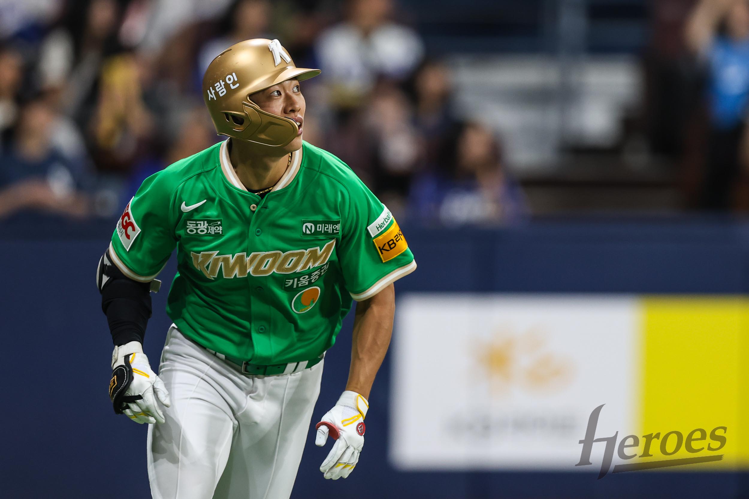 28일 오후 서울 구로구 고척스카이돔에서 열린 2025 신한 SOL Bank KBO리그 삼성 라이온즈와 키움 히어로즈의 경기, 키움 송성문이 1회와 2회 연타석 홈런 포함 5타수 5안타 경기를 펼쳤다. 키움 히어로즈