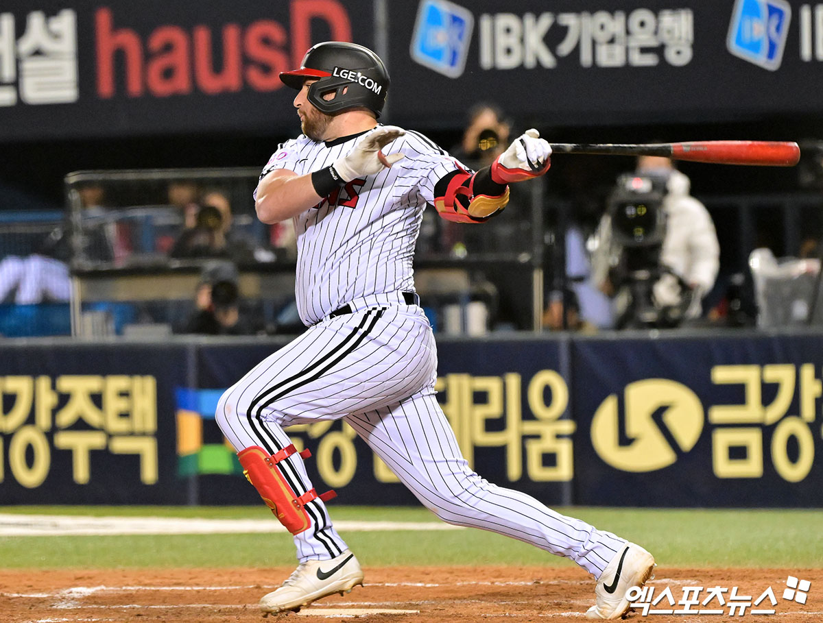 25일 오후 서울 송파구 잠실야구장에서 열린 '2025 신한 SOL Bank KBO리그' 한화 이글스와 LG 트윈스의 경기, 8회말 무사 만루 LG 오스틴이 1타점 적시타를 날리고 있다. 엑스포츠뉴스 DB